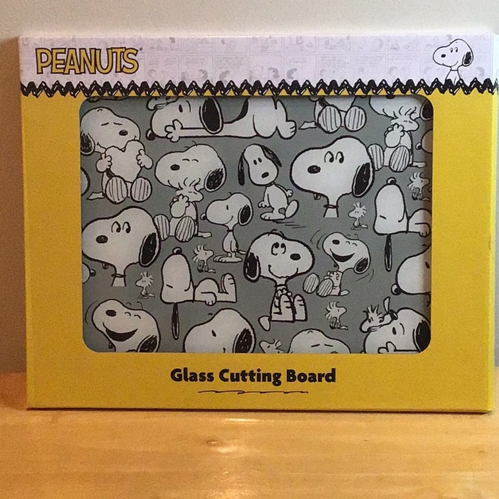 Peanuts Glass Cutting Board - Picture 10 of 13